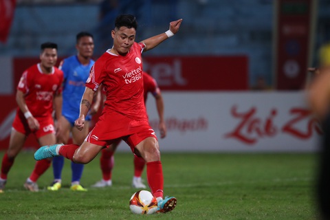 Hạ Bình Dương, Viettel chắc suất top 8 tại V-League 2023 - Ảnh 2. Đức Chiến là người hùng của Viettel khi lập cú đúp - Ảnh: MINH ĐỨC