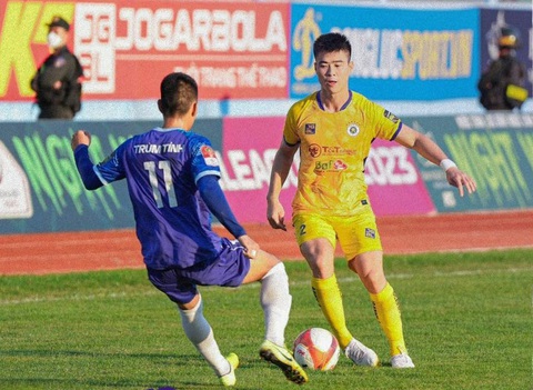 Thắng Khánh Hòa, CLB Hà Nội phả hơi nóng lên cuộc đua vô địch - Ảnh 2. Duy Mạnh trong trận đấu với Khánh Hòa - Ảnh: HNFC