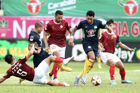 Hoà TP.HCM 0-0, HAGL chưa thể chen chân vào top 8 V-League 2023 - Ảnh 1. Trận đấu giữa HAGL (áo xanh) và TP.HCM diễn ra quyết liệt - Ảnh: MINH ĐỨC