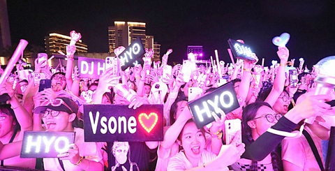 Kpop - fastfood âm nhạc không thể làm nhái - Ảnh 1. Người hâm mộ K-pop trong đêm nhạc Seen Festival tại Hội An - Ảnh: FB Seen Festival