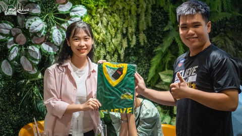 Cách cổ động viên VBA 2023 ủng hộ đội nhà từ xa - Ảnh 4. Khán giả trẻ nhận quà từ Cantho Catfish - Ảnh: VBA