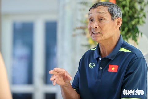 HLV Mai Đức Chung: 'Nếu tận dụng tốt, chúng tôi đã có thêm bàn thắng' - Ảnh 1. HLV Mai Đức Chung trong một cuộc trả lời phỏng vấn báo Tuổi Trẻ trước chuyến tập huấn châu Âu - Ảnh: NGUYỄN KHÁNH