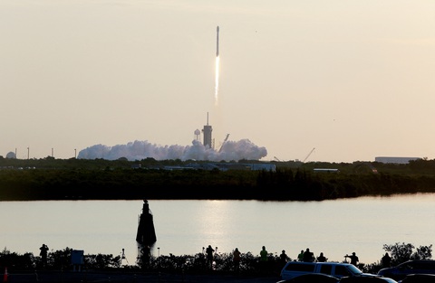 Tên lửa Falcon9 của công ty SpaceX mang 53 vệ tinh Starlink được phóng vào không gian hôm 18-5-2022 - Ảnh: REUTERS Tên lửa Falcon9 của Công ty SpaceX mang 53 vệ tinh Starlink được phóng vào không gian ngày 18-5-2022 - Ảnh: REUTERS