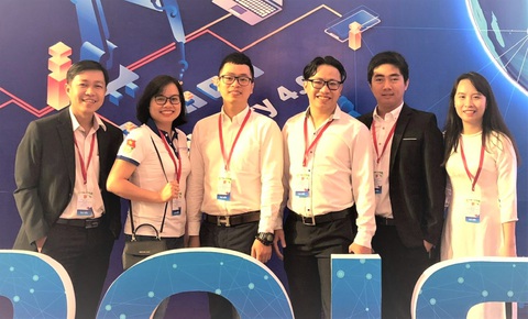 Người bắc nhịp cầu du học - Ảnh 1. TS Nguyễn Thị Ngọc Ngà (thứ hai, từ trái qua) tham gia Diễn đàn Trí thức trẻ Việt Nam toàn cầu năm 2018 - Ảnh: NVCC