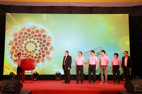 Ngày hội gia đình C.P ‘Tạo mật ngọt - Kết yêu thương’ - Ảnh 2. Ông Montri Suwanposri - tổng giám đốc C.P. Việt Nam - đánh trống khai hội tại văn phòng chính