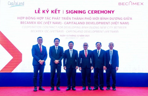 Dấu ấn 3 thập kỷ phát triển bền vững của CapitaLand Development tại Việt Nam - Ảnh 4. Đại diện CLD (Việt Nam), đại diện Tỉnh ủy tỉnh Bình Dương và đại diện Tổng công ty Becamex IDC tại buổi lễ ký kết hợp tác phát triển dự án thuộc thành phố mới Bình Dương