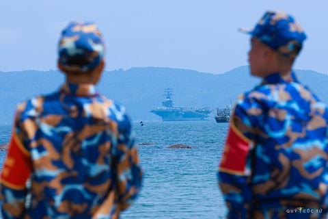 Tàu sân bay USS Ronald Reagan tại cảng Tiên Sa Đà Nẵng ngày 25-6-2023 - Ảnh: NGÔ TRẦN HẢI AN Tàu sân bay USS Ronald Reagan trong vịnh Đà Nẵng - Ảnh: NGÔ TRẦN HẢI AN