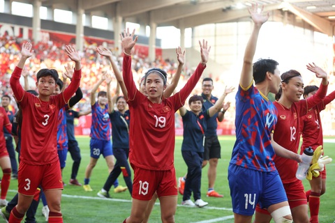 Thanh Nhã: 'Tôi rất vui khi ghi bàn vào lưới tuyển Đức' - Ảnh 2. Thanh Nhã (số 19) và các đồng đội chào khán giả sau trận gặp tuyển Đức - Ảnh: GETTY IMAGES