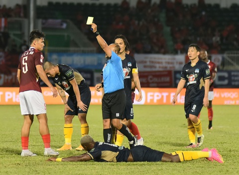 'Quá tiếc khi Hoàng Anh Gia Lai không có bàn thắng' - Ảnh 1. Trận đấu có quá nhiều lỗi 12 và thẻ phạt giữa Hoàng Anh Gia Lai - TP.HCM - Ảnh: ANH HỒNG