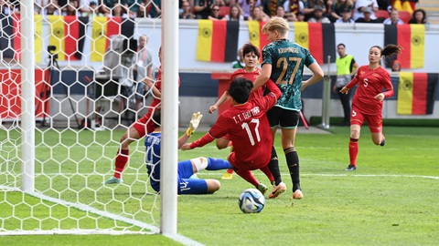 Thanh Nhã ghi bàn phút 90+2, tuyển nữ Việt Nam thua Đức 1-2 - Ảnh 1. Tuyển nữ Việt Nam đã chơi lăn xả trước đối thủ rất mạnh là tuyển nữ Đức - Ảnh: VFF