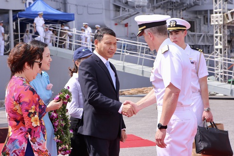 Ông Hồ Kỳ Minh - phó chủ tịch Ủy ban nhân dân thành phố Đà Nẵng đón sỹ quan, thuỷ thủ tàu Hải quân Hoa Kỳ - Ảnh: TTXVN Ông Hồ Kỳ Minh đón sỹ quan, thuỷ thủ tàu - Ảnh: TTXVN