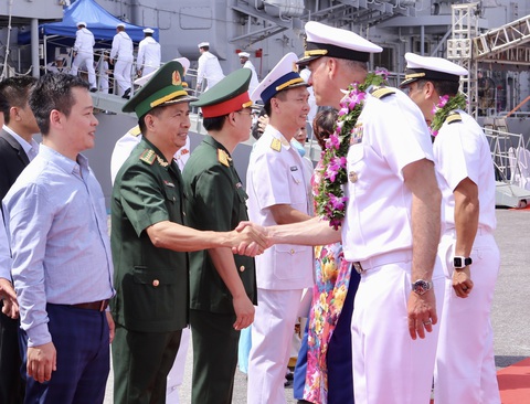 Lễ đón sỹ quan, thuỷ thủ tàu Hải quân Hoa Kỳ - Ảnh: TTTXVN Lễ đón tàu Hải quân Mỹ - Ảnh: TTXVN