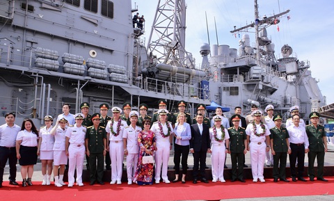 Đại biểu và sĩ quan, thủy thủ tàu sân bay USS Ronald Reagan tại lễ đón - Ảnh: TTXVN Đại biểu và sĩ quan, thủy thủ tàu sân bay USS Ronald Reagan tại lễ đón - Ảnh: TTXVN