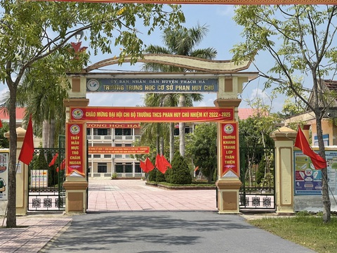Nhiều học sinh viết bài văn 16 trang trong 120 phút - Ảnh 1. Nhiều học sinh viết bài văn 16 trang trong 120 phút - Ảnh 1.