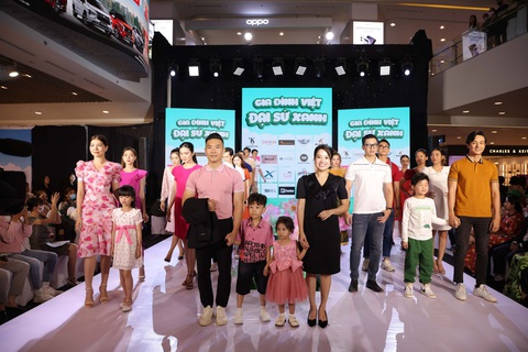 Thời trang siêu thị lên Fashion show - Ảnh 2. Gia đình nghệ sĩ Quốc Cơ - Hồng Phượng trong trang phục mùa hè đang được bày bán tại hệ thống Co.opmart và Co.opXtra trên toàn quốc Ảnh: HỒNG CHÂU