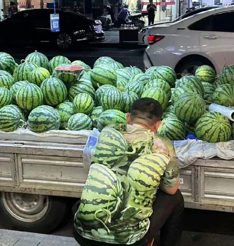 Ảnh vui 26-6: Chào con, ta là ông cố nội con đây! - Ảnh 6. Một người bán hàng có tâm.