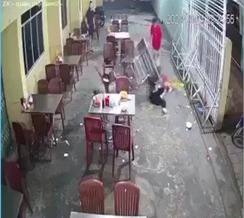 Phạt hành chính người đàn ông đánh phụ nữ dã man ở quán ăn - Ảnh 1. Phạt hành chính người đàn ông đánh phụ nữ dã man ở quán ăn - Ảnh 1.