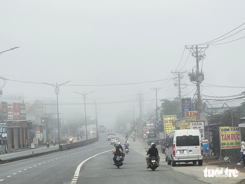Miền Tây bao phủ bởi màn sương mù dày đặc - Ảnh 1. Tại Tiền Giang, nhiều, huyện, thị ở tỉnh này "chìm" trong sương mù - Ảnh: HOÀI THƯƠNG