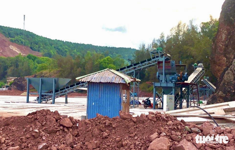 Vụ dân chặn xe tải vào cảng biển: Yêu cầu dỡ dây chuyền sàng than - Ảnh 1. Máy móc, dây chuyền sàng tuyển, phối trộn than đá được lắp đặt ở cảng biển Vissai - Ảnh: DOÃN HÒA
