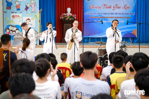 - Ảnh 3. Ban nhạc tàu sân bay trình diễn phục vụ các em Làng Hy vọng - Ảnh: TẤN LỰC