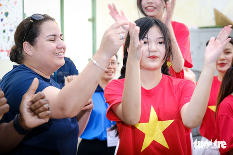 - Ảnh 7. Hai bên dần trở nên gần gũi, hòa nhịp trong từng ca khúc - Ảnh: TẤN LỰC