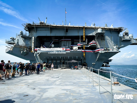 Bên trong tàu sân bay USS Ronad Regan đang thăm Đà Nẵng - Ảnh 3. Đoàn khách tham quan chuẩn bị cập mạn tàu sân bay để đi lên bằng cửa đuôi - Ảnh: T.L.