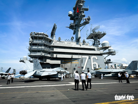 Bên trong tàu sân bay USS Ronad Regan đang thăm Đà Nẵng - Ảnh 5. Khu vực tháp chỉ huy nhô cao ở một góc thân tàu, cạnh nơi đỗ máy bay - Ảnh: T.L.