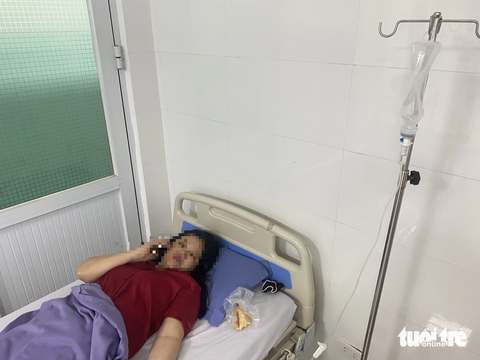 Gần 10 du khách bị ngộ độc ở Đà Nẵng chưa rõ ăn gì - Ảnh 1. Một trường hợp bị ngộ độc đang nằm viện tại khoa cấp cứu Bệnh viện 199 - Ảnh: TRƯỜNG TRUNG