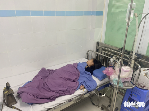 Gần 10 du khách bị ngộ độc ở Đà Nẵng chưa rõ ăn gì - Ảnh 2. Một trong hai cháu nhỏ đang được cấp cứu tại Bệnh viện 199 - Ảnh: TRƯỜNG TRUNG