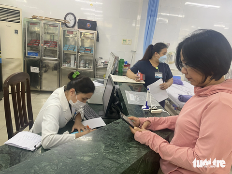 Gần 10 du khách bị ngộ độc ở Đà Nẵng chưa rõ ăn gì - Ảnh 3. Ban Quản lý an toàn thực phẩm TP Đà Nẵng xác minh thông tin, tìm nguyên nhân gây ngộ độc - Ảnh: TRƯỜNG TRUNG