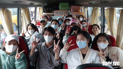 130 thí sinh huyện đảo Kiên Hải vượt biển đi thi tốt nghiệp - Ảnh 3. 130 thí sinh huyện đảo Kiên Hải vượt biển đi thi tốt nghiệp - Ảnh 3.