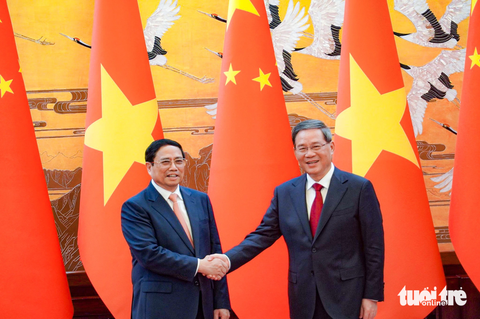 Việt Nam - Trung Quốc: Nhất trí xây dựng đường biên giới trên đất liền hòa bình, ổn định trên biển - Ảnh 2. Thủ tướng Phạm Minh Chính và Thủ tướng Lý Cường chụp ảnh chung sau khi diễn ra hội đàm và lễ ký các văn kiện - Ảnh: NGỌC AN