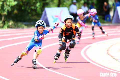 Xem các VĐV nhí đua tốc độ ở Giải roller sports quốc gia 2023 - Ảnh 7. Ở nhóm 5-6 tuổi nữ, VĐV Nguyễn Bảo Anh (áo xanh) giành huy chương vàng cự ly 400m - Ảnh: HOÀNG TÙNG