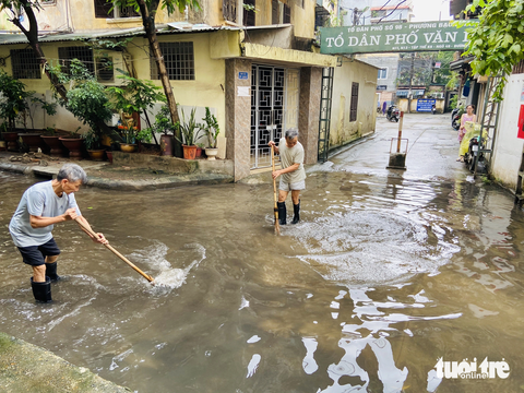 Cả ngàn người khổ vì nước ngập sau mưa suốt 5 năm, địa phương nói gì? - Ảnh 1. Cả ngàn người khổ vì nước ngập sau mưa suốt 5 năm, địa phương nói gì? - Ảnh 1.