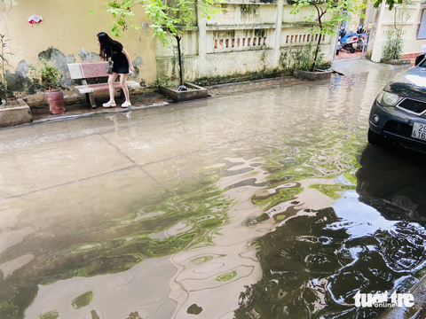Cả ngàn người khổ vì nước ngập sau mưa suốt 5 năm, địa phương nói gì? - Ảnh 2. Cả ngàn người khổ vì nước ngập sau mưa suốt 5 năm, địa phương nói gì? - Ảnh 2.
