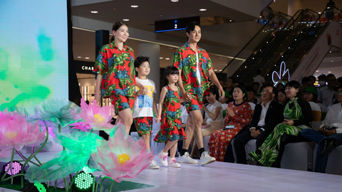 Thời trang siêu thị lên Fashion show - Ảnh 1. Các gia đình tham gia sự kiện “Ngày hội gia đình Saigon Co.op năm 2023” diễn ra tại SC Vivo City (quận 7, TP.HCM) vào ngày 25-6 Ảnh: HỒNG CHÂU