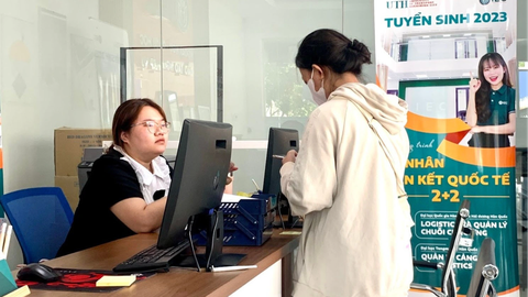 Vào đại học: Dễ hay khó? - Kỳ 4: 'Dễ như ăn kẹo?' - Ảnh 1. Thí sinh nộp hồ sơ đăng ký xét tuyển học bạ THPT tại Trường ĐH Giao thông vận tải TP.HCM tháng 5-2023 - Ảnh: TRẦN HUỲNH