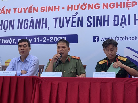 Bộ Công an công bố lịch thi đánh giá 2023 - Ảnh 1. Đại diện Công an tỉnh Đắk Lắk tham gia tư vấn cho học sinh trong chương trình tư vấn tuyển sinh - hướng nghiệp 2023 của báo Tuổi Trẻ - Ảnh: TRẦN HUỲNH
