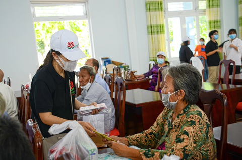 Đêm nhạc ‘Mẹ là Tình Yêu’ mùa 3, chủ đề “Về với mẹ” - Ảnh 4. Quỹ Bông Hồng Nhỏ trao quà tới những hoàn cảnh khó khăn