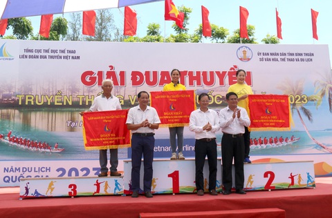 TP.HCM nhất toàn đoàn Giải đua thuyền truyền thống năm 2023 - Ảnh 1. TP.HCM nhất toàn đoàn Giải đua thuyền truyền thống năm 2023 - Ảnh 1.