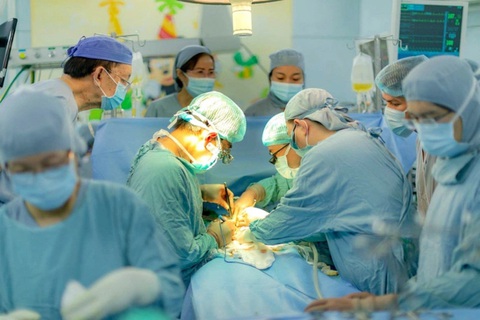 Bệnh viện Nhi Đồng 2 ghép gan trở lại, Bộ Y tế khẳng định ‘ủng hộ’ - Ảnh 1. Các bác sĩ Bệnh viện Nhi đồng 2 trong một ca ghép gan cho bệnh nhi - Ảnh: Bác sĩ cung cấp