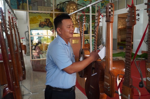 Thổi hồn nhạc cho dừa - Ảnh 4. Nhiều người bất ngờ và thích thú những nhạc cụ được làm bằng gỗ dừa Bến Tre - Ảnh MẬU TRƯỜNG