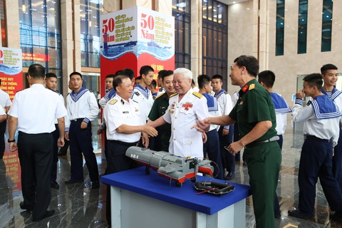 Trận tuyến ‘khơi thông’ đường biển trong cuộc chiến chống phong tỏa miền Bắc - Ảnh 1. Các đại biểu tại hội thảo ôn lại truyền thống nhân kỷ niệm 50 năm cuộc chiến chống phong tỏa sông, biển miền Bắc bằng thủy lôi, bom từ trường của Mỹ - Ảnh: T. THẮNG