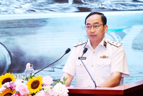 Trận tuyến ‘khơi thông’ đường biển trong cuộc chiến chống phong tỏa miền Bắc - Ảnh 3. Phó đô đốc Trần Thanh Nghiêm - tư lệnh Quân chủng Hải quân - chia sẻ kinh nghiệm trong hiệp đồng các lực lượng chống lại việc phong tỏa sông, biển bằng thủy lôi và bom từ trường của Mỹ - Ảnh: T. THẮNG