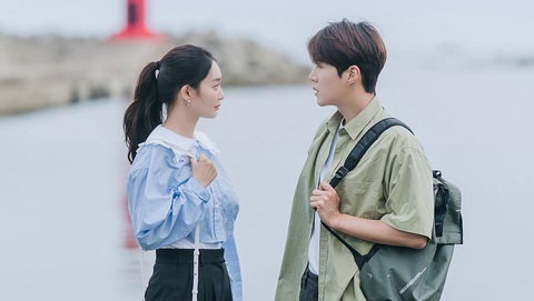 Kim Seon Ho trở lại mạnh mẽ sau scandal như thế nào? - Ảnh 3. Kim Seon Ho diễn xuất ăn ý với đàn chị Shin Min Ah trên màn ảnh - Ảnh: tvN