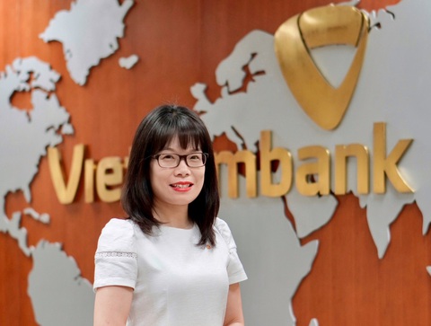 Để an toàn, bảo mật cho khách hàng, Vietcombank điều chỉnh phí dịch vụ thẻ - Ảnh 1. Bà Đoàn Hồng Nhung, phó giám đốc khối bán lẻ Vietcombank cho biết từ ngày 1-7, ngân hàng này điều chỉnh một số loại phí dịch vụ liên quan đến thẻ - Ảnh: VCB