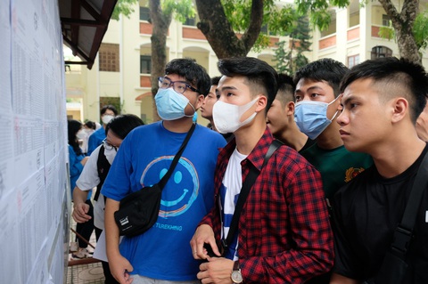 Vào đại học: Dễ hay khó? - Kỳ 4: 'Dễ như ăn kẹo?' - Ảnh 2. Thí sinh tìm tên mình trong danh sách dự thi tốt nghiệp THPT - Ảnh: NGUYÊN BẢO