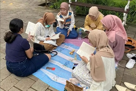 Câu lạc bộ sách im lặng thúc đẩy văn hoá đọc ở Indonesia - Ảnh 1. Sự kiện cùng nhau đọc sách Baca Bareng đã được tổ chức hàng tháng. Ảnh: instagram.com/bacabareng.sbc