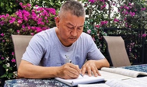 Người đàn ông thi đại học rớt lần thứ 27 - Ảnh 1. Ông Lương Thật cần mẫn ôn luyện hàng tháng trời trước kỳ thi Cao Khảo mỗi năm.