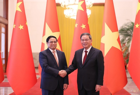 Thủ tướng Lý Cường tổ chức lễ đón trọng thể Thủ tướng Phạm Minh Chính - Ảnh 2. Hai Thủ tướng bắt tay tại Bắc Đại sảnh - Ảnh: N.BẮC